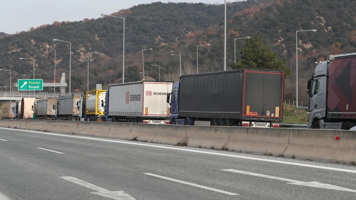 «Ομαλοποίηση στις Μετακινήσεις: Άνοιξε ο Προμαχώνας, Ροή Χιλιάδων Φορτηγών στα Σύνορα»