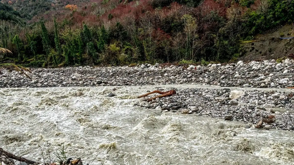 Κακοκαιρία “Byron”: Διακόπηκε η κυκλοφορία στο Αλεποχώρι μετά την υπερχείλιση ρέματος