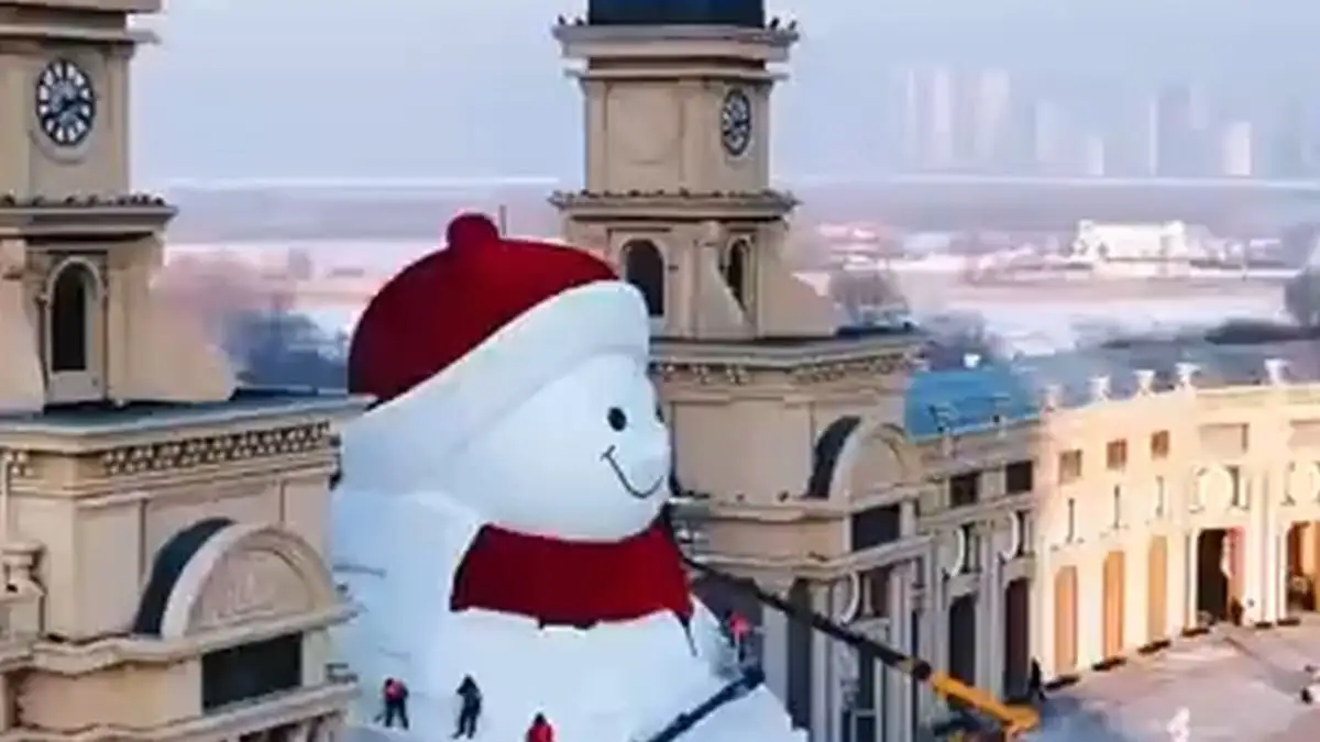 Κίνα: Χιονάνθρωπος-γίγαντας 19 μέτρων εντυπωσιάζει με την κατασκευή του