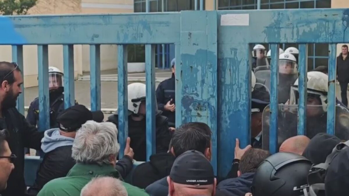 Απεργία ταξί: Ένταση και χρήση χημικών έξω από το Υπουργείο Μεταφορών Απεργία ταξί: Ένταση και χρήση χημικών έξω από το Υπουργείο Μεταφορών