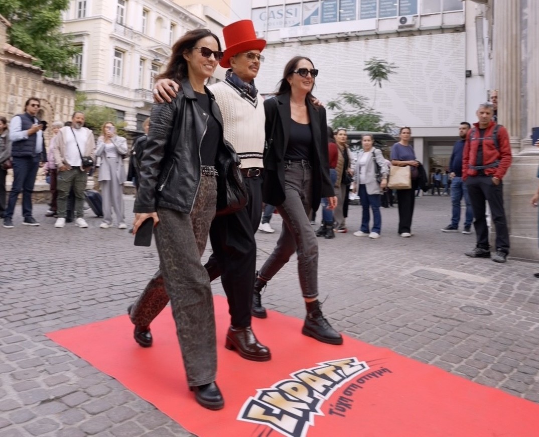 Red Carpet Alert: Ο Λάκης Γαβαλάς στρώνει το «Κόκκινο Χαλί» του στην Ερμού και κάνει τους περαστικούς star – Λάμψη στη …στιγμή powered by ΣΚΡΑΤΣ