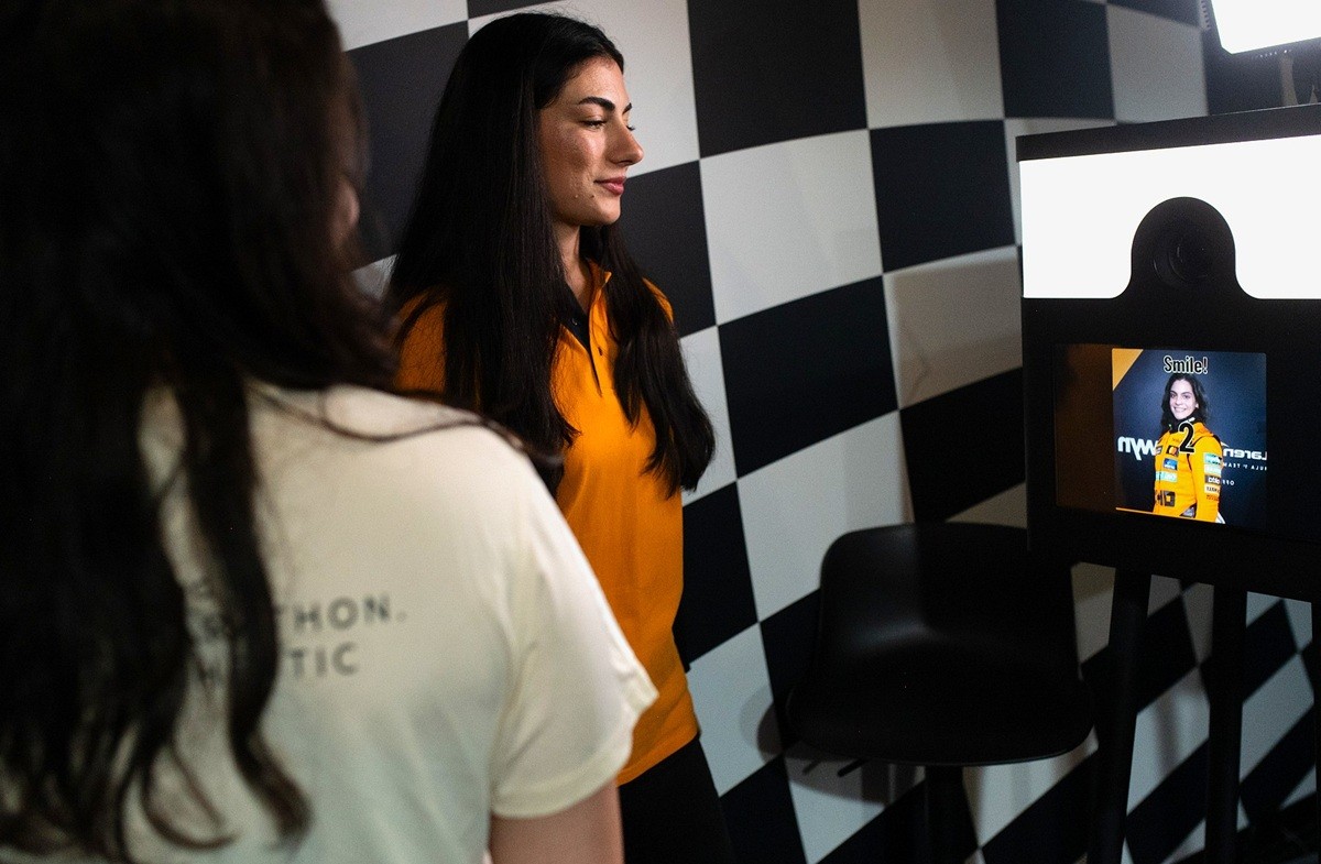 Το πρωτόγνωρο για τα ελληνικά δεδομένα roadshow με το showcar της McLaren F1 Team