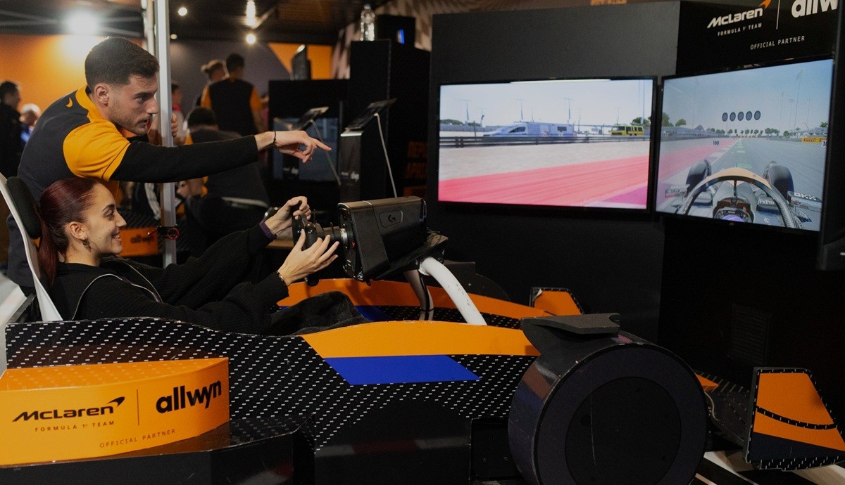 Το πρωτόγνωρο για τα ελληνικά δεδομένα roadshow με το showcar της McLaren F1 Team