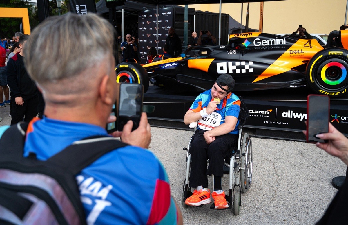 Το πρωτόγνωρο για τα ελληνικά δεδομένα roadshow με το showcar της McLaren F1 Team