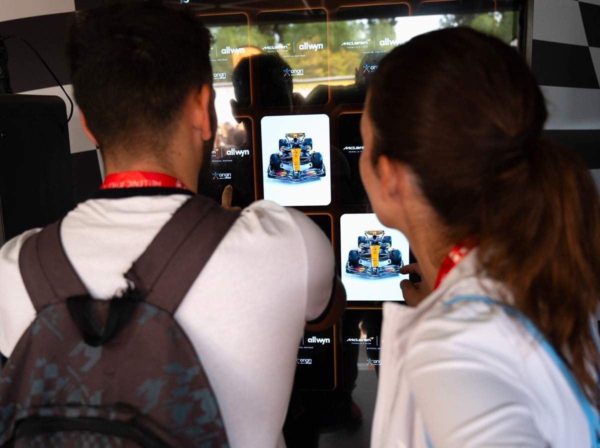 Το πρωτόγνωρο για τα ελληνικά δεδομένα roadshow με το showcar της McLaren F1 Team