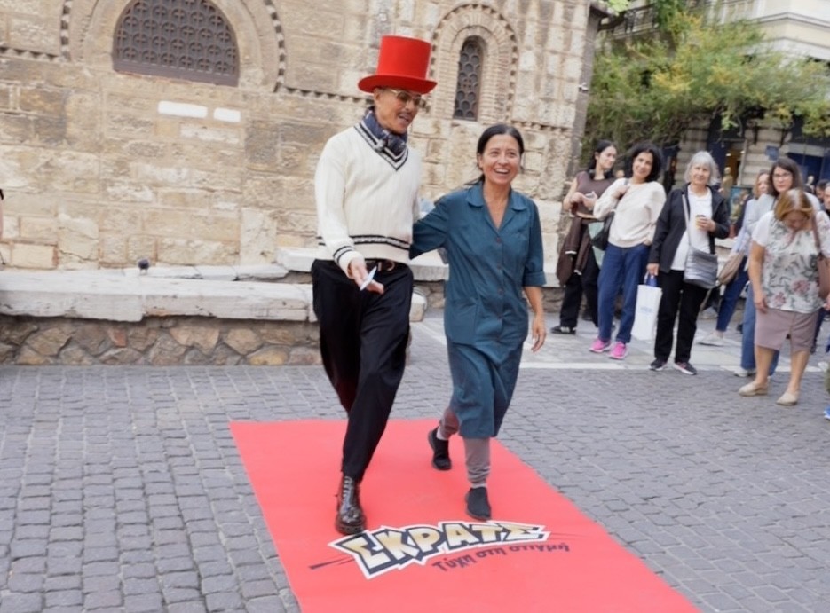 Red Carpet Alert: Ο Λάκης Γαβαλάς στρώνει το «Κόκκινο Χαλί» του στην Ερμού και κάνει τους περαστικούς star – Λάμψη στη …στιγμή powered by ΣΚΡΑΤΣ