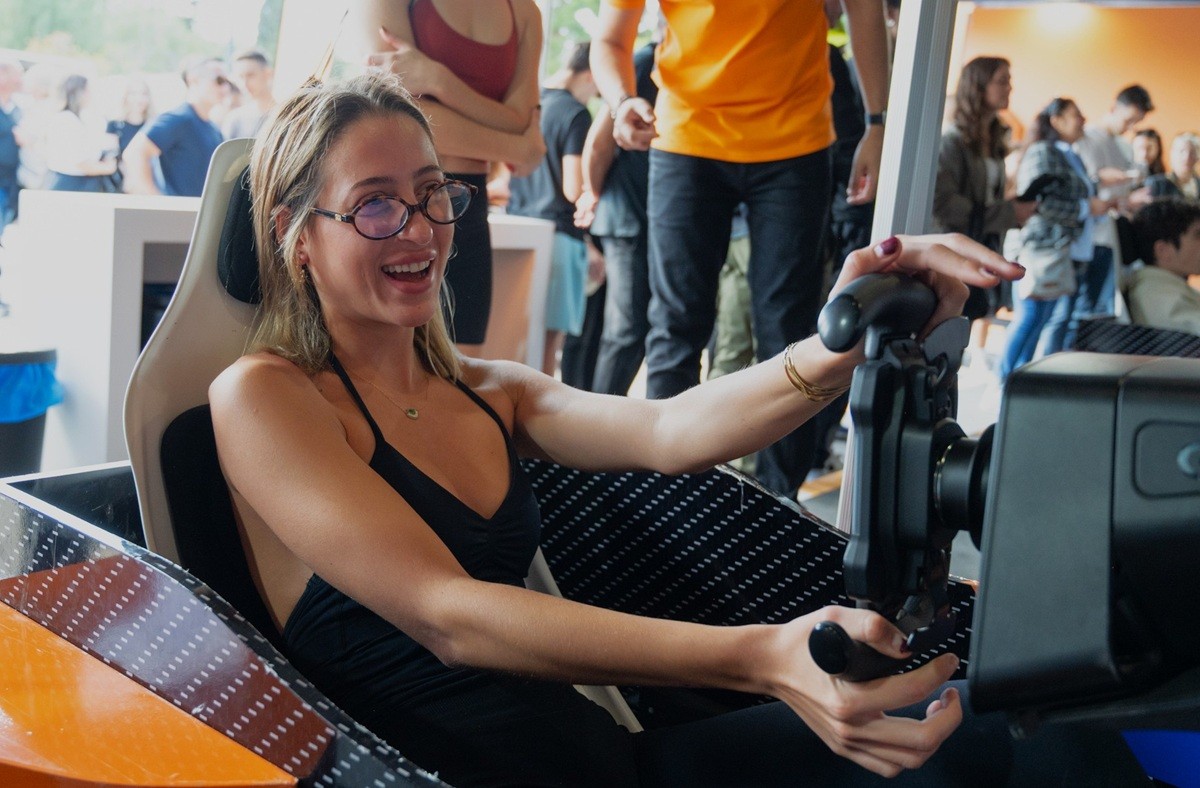 Το πρωτόγνωρο για τα ελληνικά δεδομένα roadshow με το showcar της McLaren F1 Team