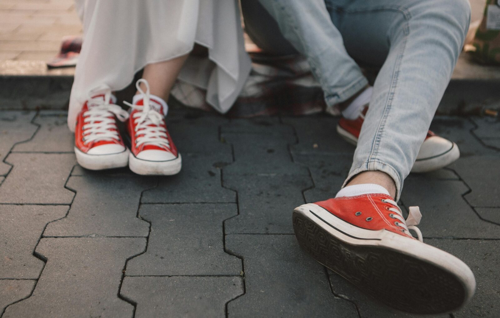 Τι μας ωθεί πραγματικά να ερωτευτούμε: χημεία, ανάγκη ή κοινωνικός προγραμματισμός;- της Νίκης Καταφελή