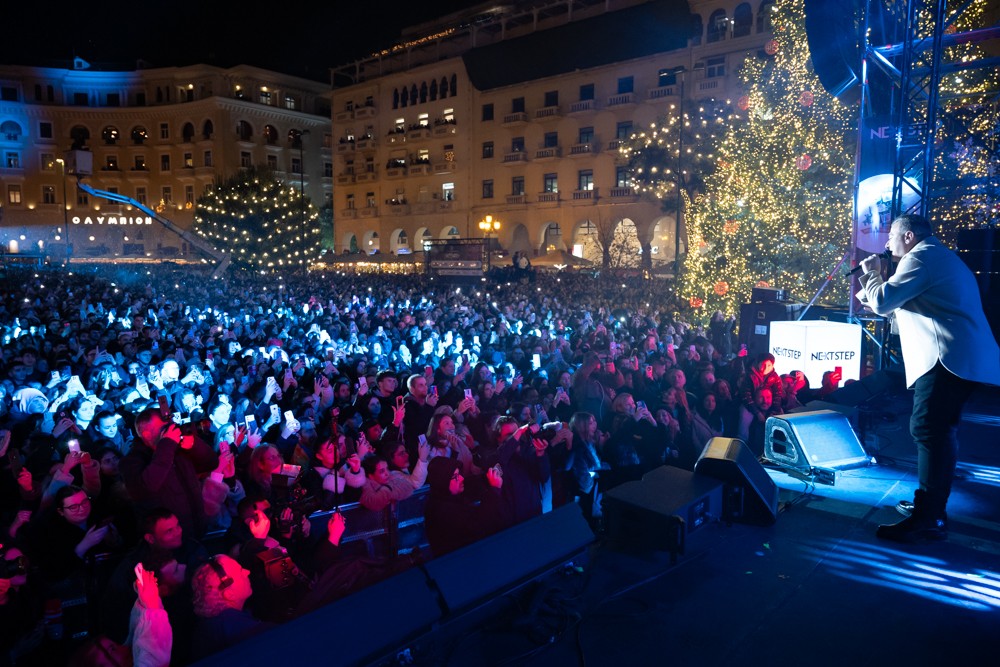 Χριστουγεννιάτικη μαγεία στην πλατεία Αριστοτέλους με τον Αντώνη Ρέμο