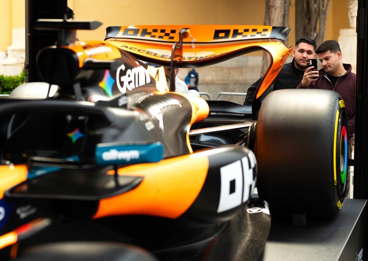 Το πρωτόγνωρο για τα ελληνικά δεδομένα roadshow με το showcar της McLaren F1 Team