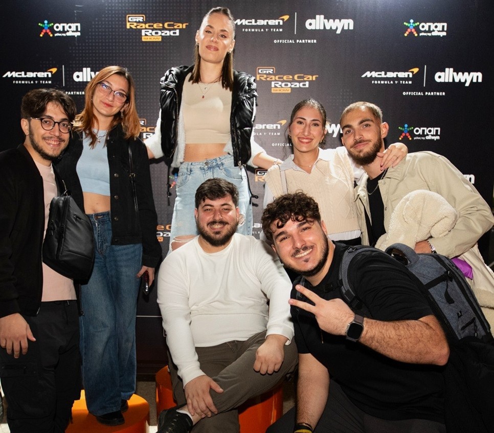 Το πρωτόγνωρο για τα ελληνικά δεδομένα roadshow με το showcar της McLaren F1 Team