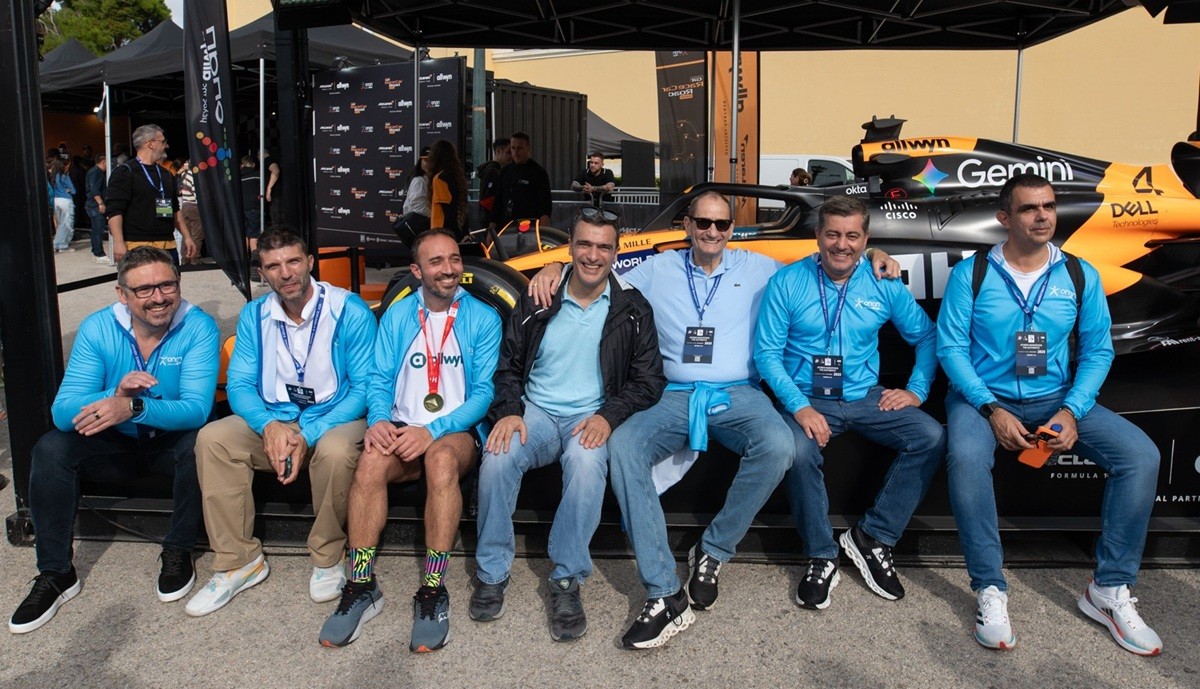 Το πρωτόγνωρο για τα ελληνικά δεδομένα roadshow με το showcar της McLaren F1 Team