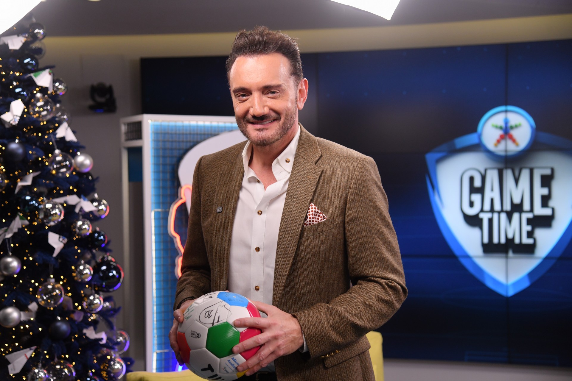 Ο Χρήστος Μενιδιάτης στο εορταστικό Game Time: Το ντουέτο με τον Ντέμη Νικολαΐδη και ο Μέσι σε ρόλο του Άη Βασίλη