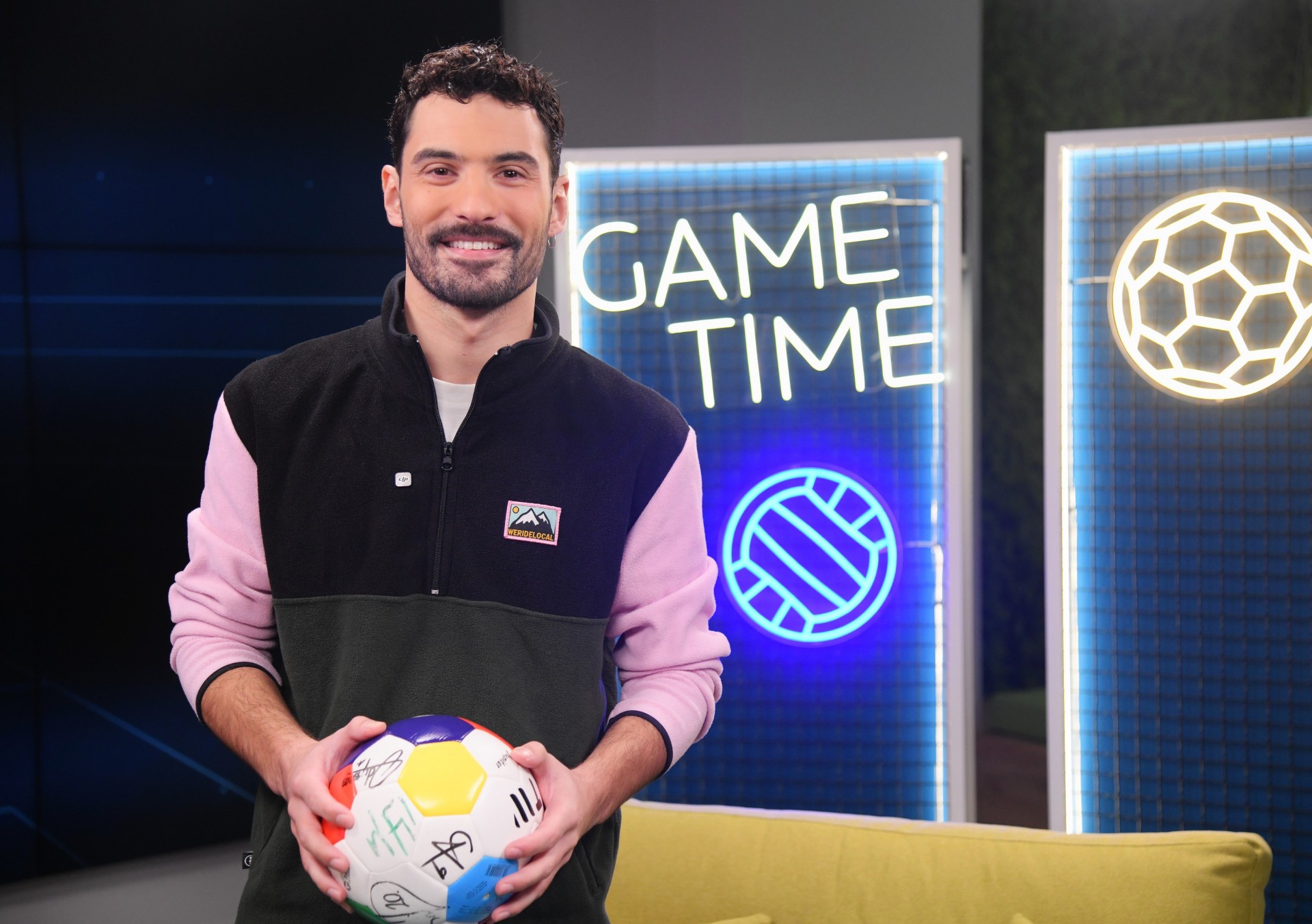 Ο Δημήτρης Τσίκλης στο Game Time: Το ντέρμπι με σαΐτες για καλό σκοπό και το μπέρδεμα με τον Οδυσσέα Βλαχοδήμο