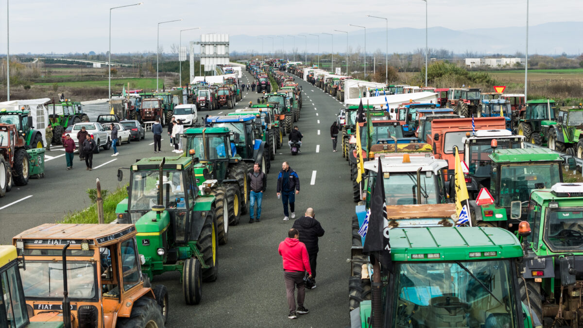 Αποφασισμένοι οι αγρότες: Παραμένουν στα μπλόκα και συνεχίζουν τις πανελλαδικές κινητοποιήσεις