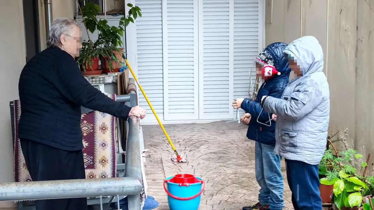 Πάτρα: Με τα κάλαντα ως πρόσχημα, ανήλικοι άρπαζαν ρούχα και παπούτσια από σπίτια