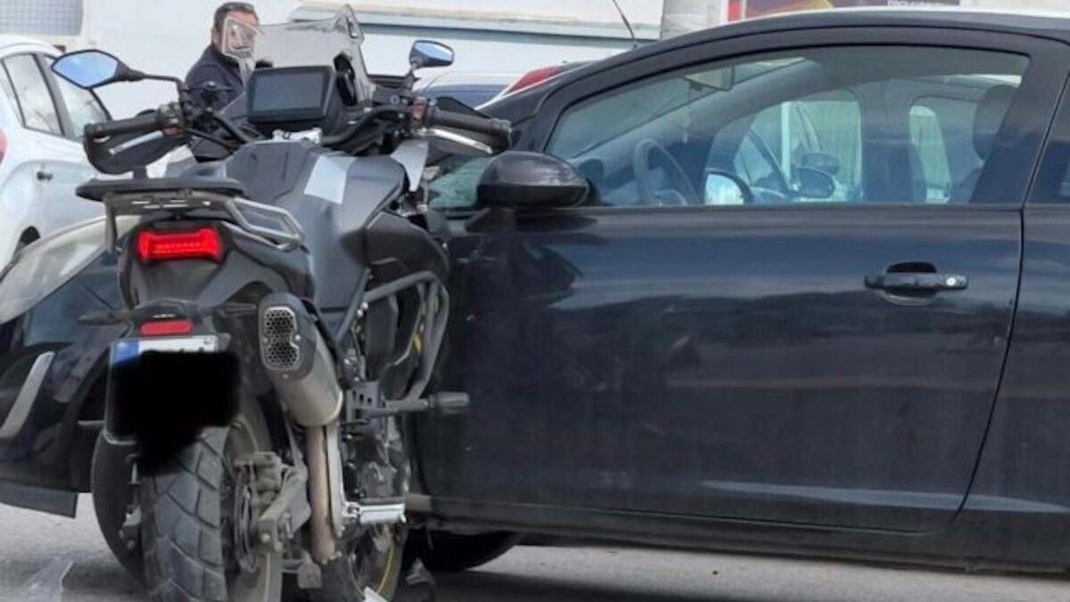 Ανάβυσσος: Μηχανή καρφώθηκε σε αυτοκίνητο και παρέμεινε «όρθια»