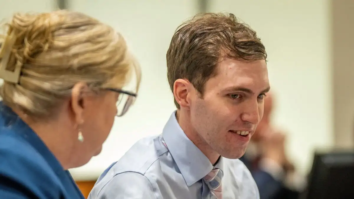 Τσάρλι Κερκ: Ο Τάιλερ Ρόμπινσον εμφανίζεται για πρώτη φορά στο δικαστήριο – Χαμογελαστός και ατάραχος