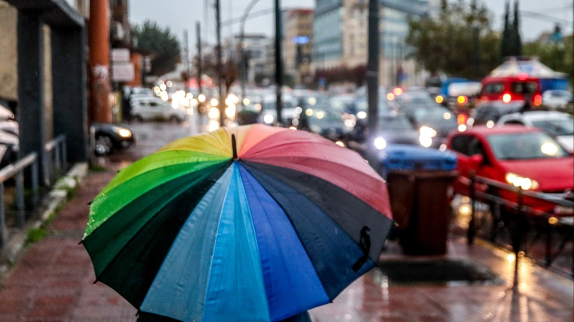 Άστατος καιρός στα ανατολικά και νότια: Τοπικές βροχές σήμερα, πρόσκαιρη σταθεροποίηση από τον «ωμέγα εμποδιστή»