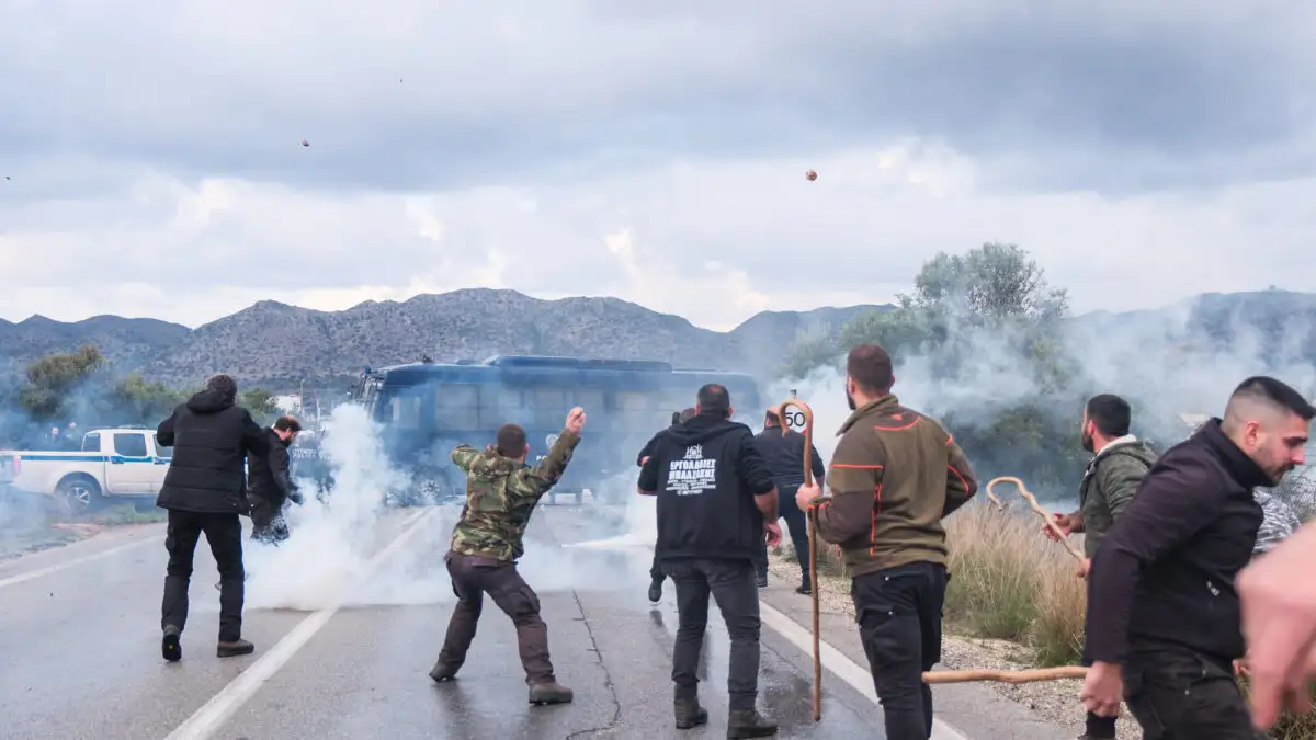 Αγροτικές κινητοποιήσεις: Προσωρινό κλείσιμο του αεροδρομίου Ηρακλείου και σοβαρές διώξεις μετά τα επεισόδια στα Χανιά