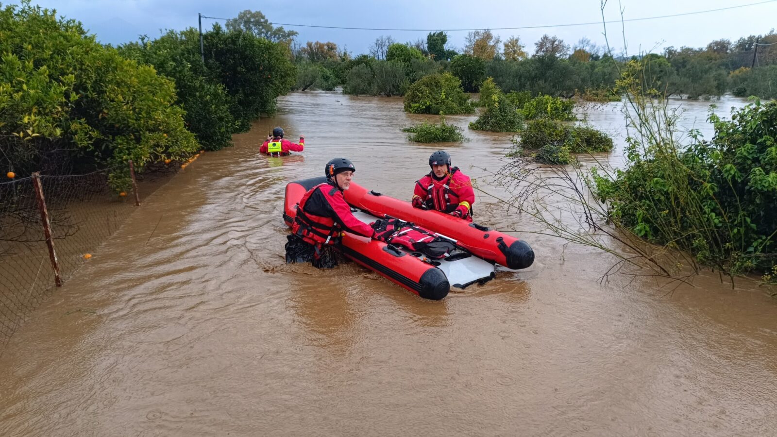 Ανατολική Μάνη: Επιχείρηση απεγκλωβισμού τετραμελούς οικογένειας σε πλημμυρισμένο σπίτι- Δείτε video