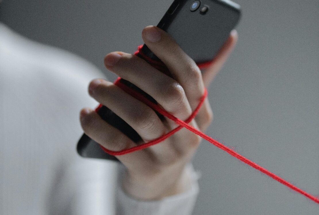 Μια Αόρατη Πηγή Άγχους: Πώς τα Social Media επιδρούν στην ψυχολογία των νέων- της Βάλιας Οικονόμου