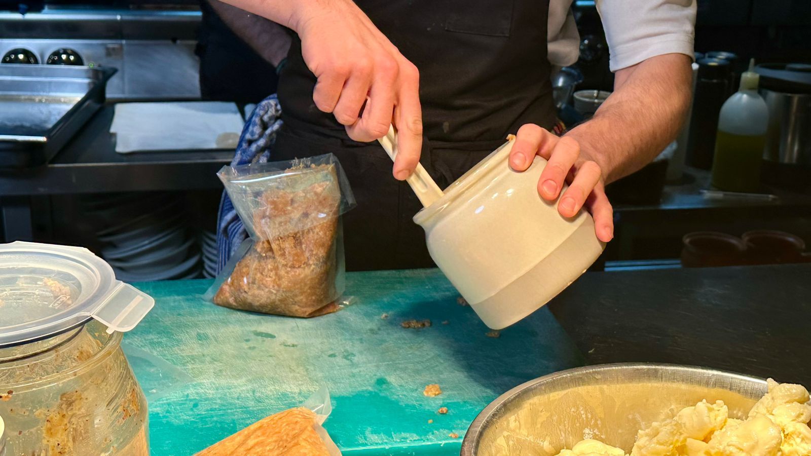 Άνταμ Κοντοβάς: «Ένας από τους ανθρώπους που άλλαξαν για πάντα τον τρόπο που σκέφτομαι τη μαγειρική είναι ο σεφ μου στην Ιρλανδία, Charlie Byrne.»- της Μαρίας Αφράτη