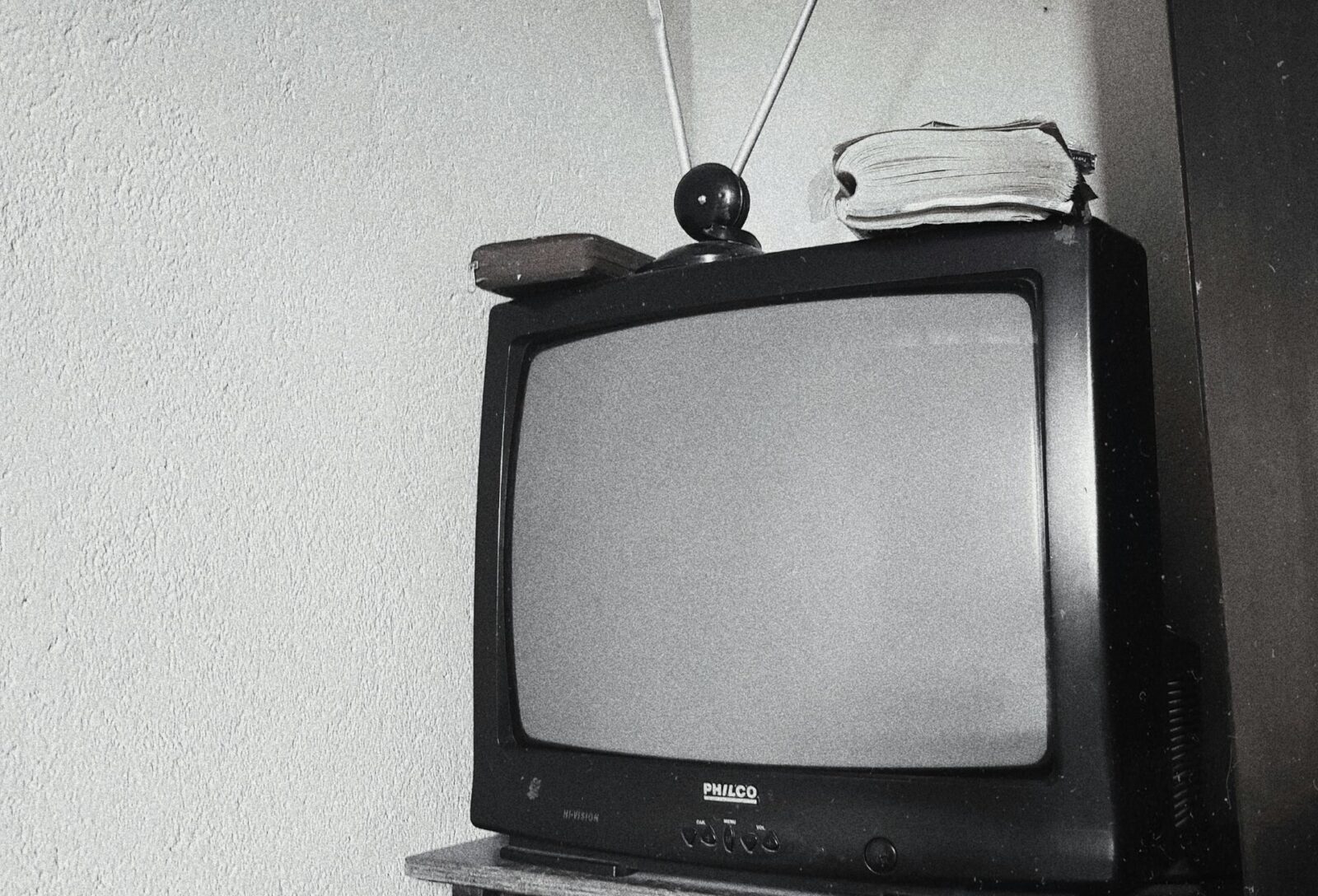 Γιατί λατρεύουμε τους διάσημους μόνο όταν πεθαίνουν: Μια σπουδή στην υστεροφημία της ενοχής- της Νίκης Καταφελή