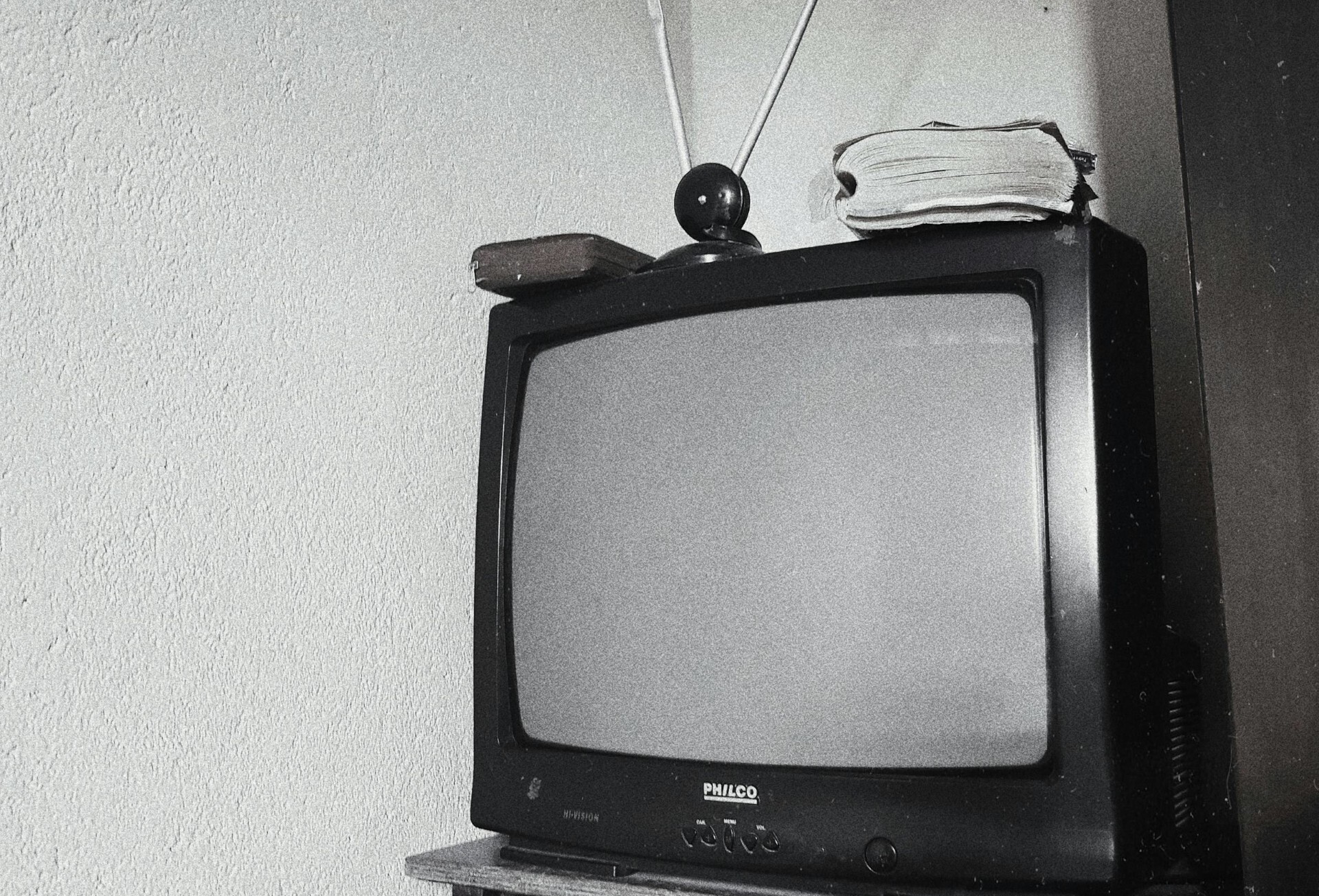 Γιατί λατρεύουμε τους διάσημους μόνο όταν πεθαίνουν: Μια σπουδή στην υστεροφημία της ενοχής- της Νίκης Καταφελή