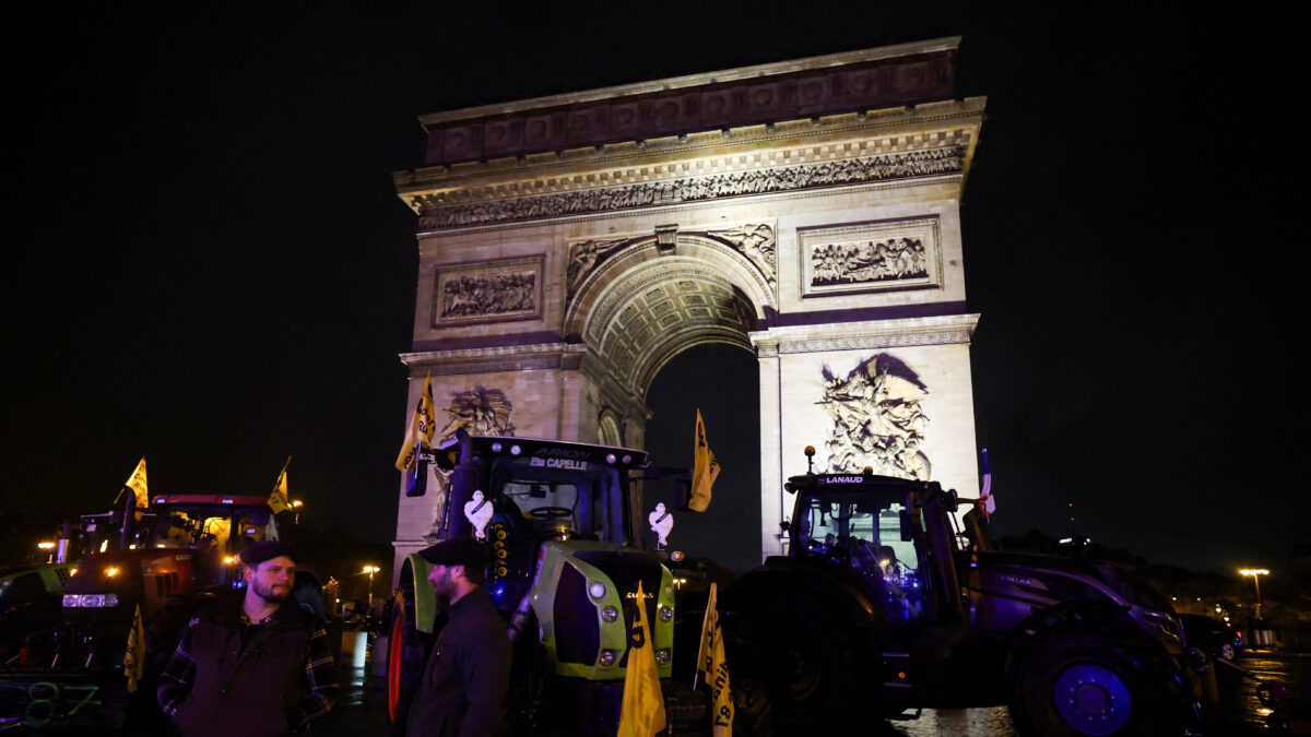Παρίσι: Αγρότες με τρακτέρ στο Πύργο του Άιφελ και την Αψίδα του Θριάμβου