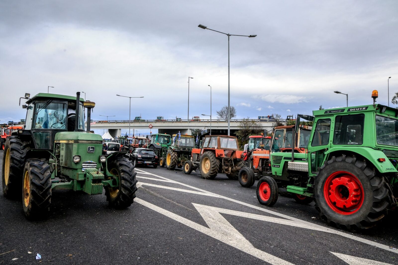 Αγροτικές κινητοποιήσεις: Προχωρούν σε νέες δράσεις με αποκλεισμούς οδικών σημείων