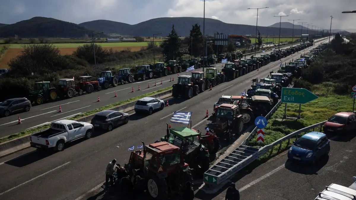 Με το κεφάλι ψηλά κλείνει το μπλόκο στα Τρίκαλα – Αποχωρούν οι αγρότες Με το κεφάλι ψηλά κλείνει το μπλόκο στα Τρίκαλα – Αποχωρούν οι αγρότες