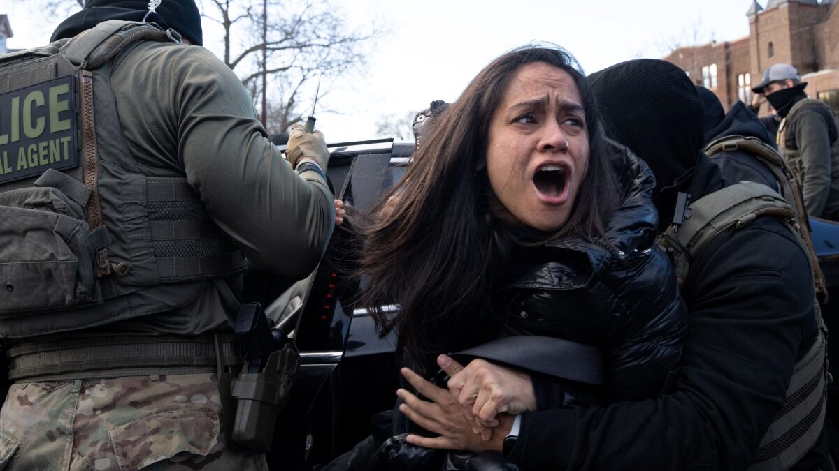 Ένταση στις ΗΠΑ: Ο Τραμπ απειλεί με ανάπτυξη στρατού στη Μινεάπολη εν μέσω αντιδράσεων για βίαιη σύλληψη