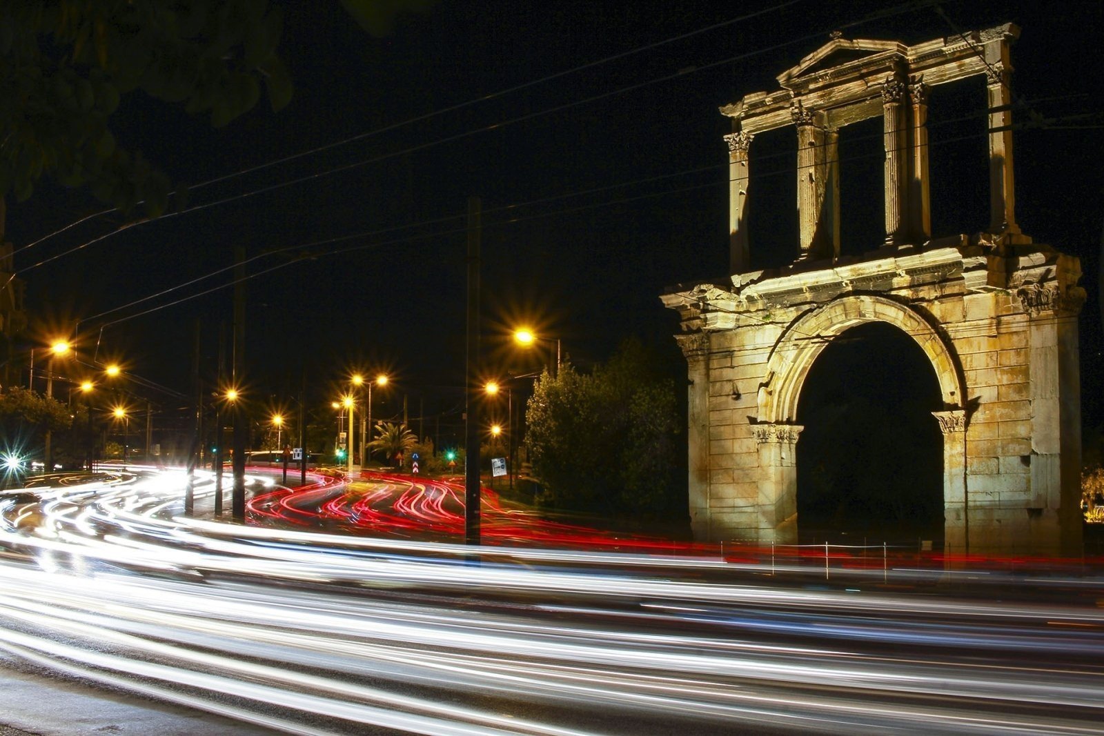 Η τυραννία των Ντεσιμπέλ: Η έλλειψη γαλήνης ως εθνική παθογένεια- της Νίκης Καταφελή