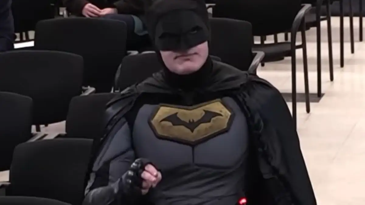 Batman… στην αίθουσα του Δημοτικού Συμβουλίου: Ένας άντρας ντυμένος ήρωας καταγγέλλει την ICE και καλεί σε δράση