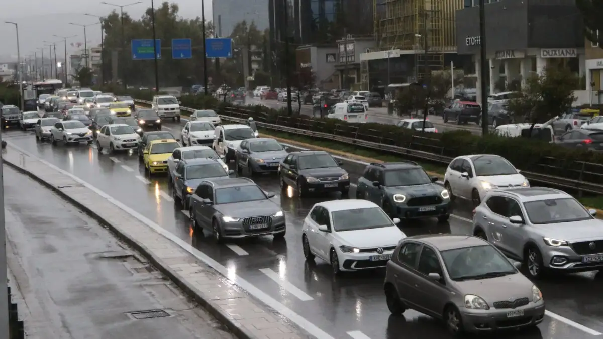 Κυκλοφοριακό χάος στην Αττική: Χιλιόμετρα ουρών στον Κηφισό και μεγάλες καθυστερήσεις στην Αττική Οδό