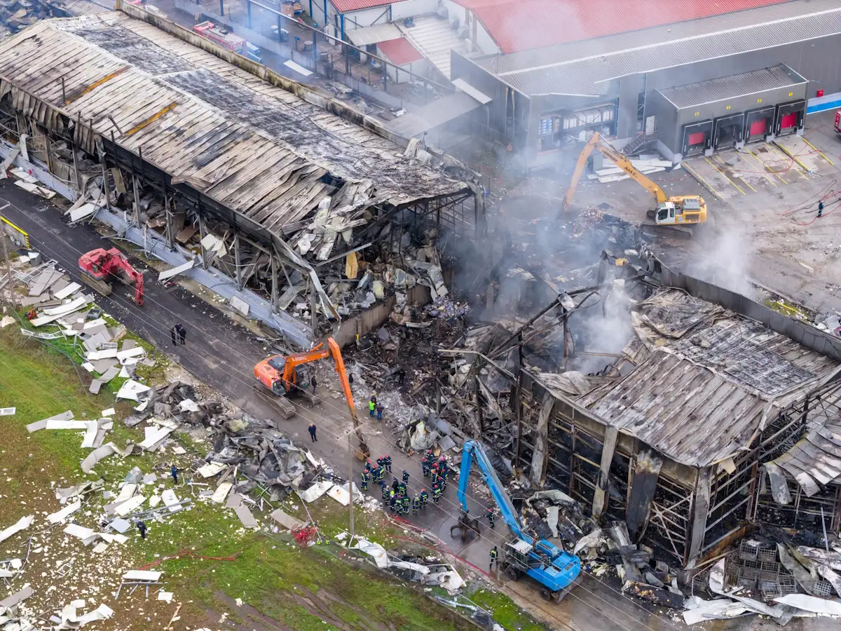 Βιολάντα: Εικόνες καταστροφής μετά τη φονική έκρηξη – Στάχτες, αποκαΐδια και κρατήρας 100 τ.μ. στο εργοστάσιο Βιολάντα: Εικόνες καταστροφής μετά τη φονική έκρηξη – Στάχτες, αποκαΐδια και κρατήρας 100 τ.μ. στο εργοστάσιο