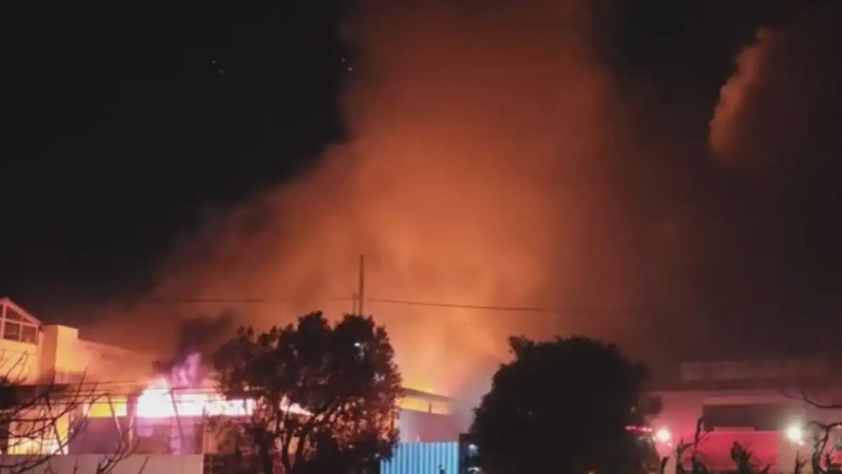 Φλόγες και τοξικός καπνός στο Μενίδι: Υπό έλεγχο η πυρκαγιά σε εργοστάσιο πλαστικών μετά από ώρες συναγερμούω