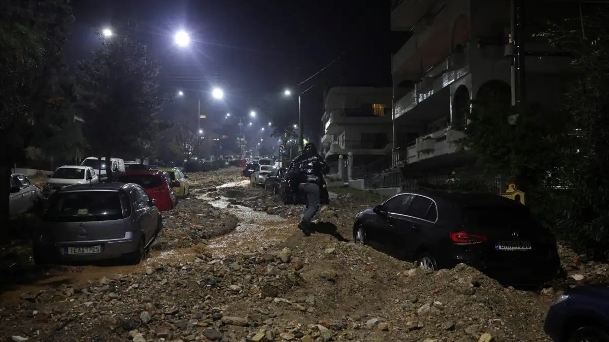 Στο έλεος της κακοκαιρίας η Άνω Γλυφάδα: Πλημμυρισμένοι δρόμοι και αυτοκίνητα κάτω από τόνους φερτών υλικών