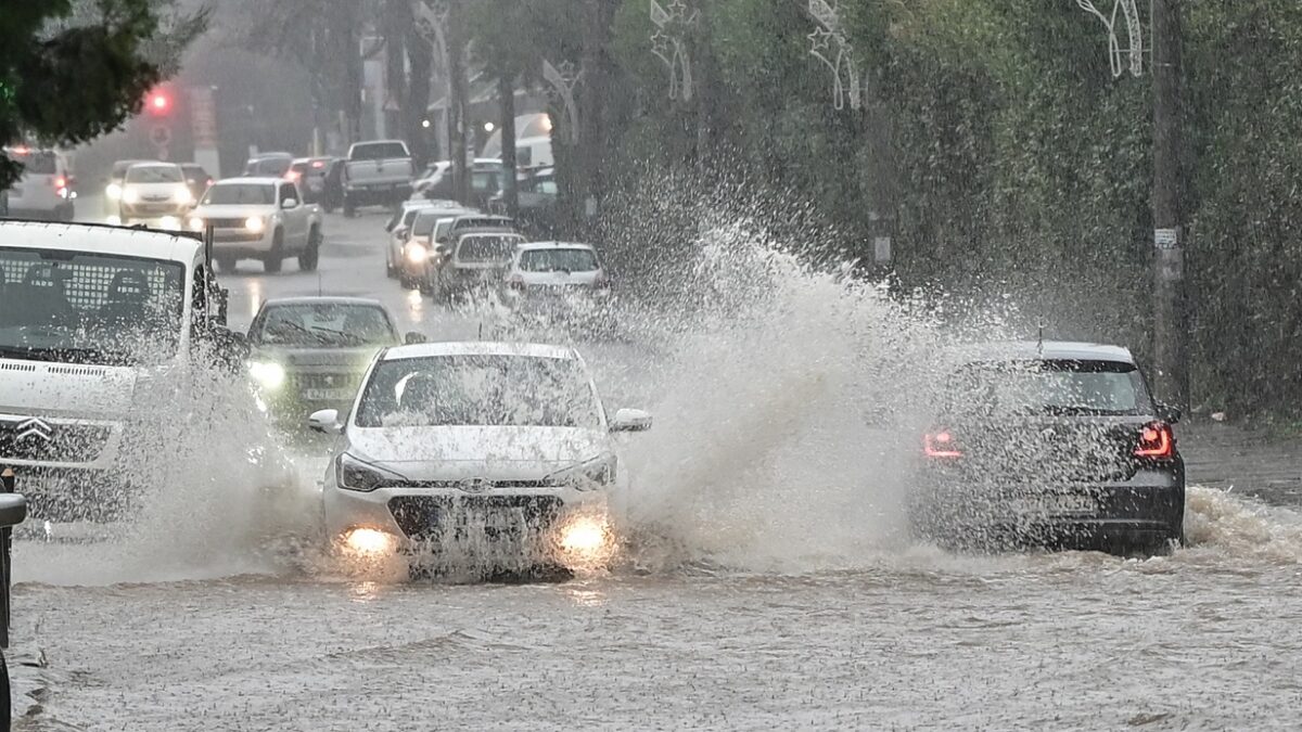 Κακοκαιρία σαρώνει τη χώρα: Βροχές, θυελλώδεις άνεμοι και χιόνια – Παρακολουθήστε όλες τις εξελίξεις σε live ενημέρωση