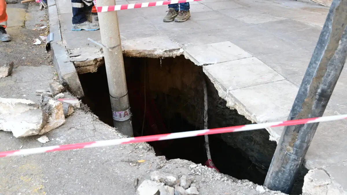 Κλειστοί δρόμοι στο κέντρο λόγω καθίζησης – Διακοπή κυκλοφορίας σε Βασ. Γεωργίου και Ιοφώντος