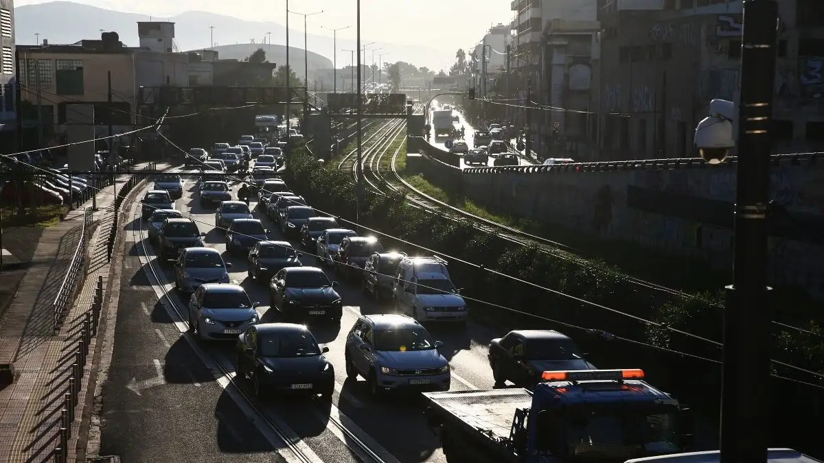 Σοβαρά προβλήματα στο οδικό δίκτυο της Αττικής – Έντονη συμφόρηση σε Κηφισό και Κηφισίας