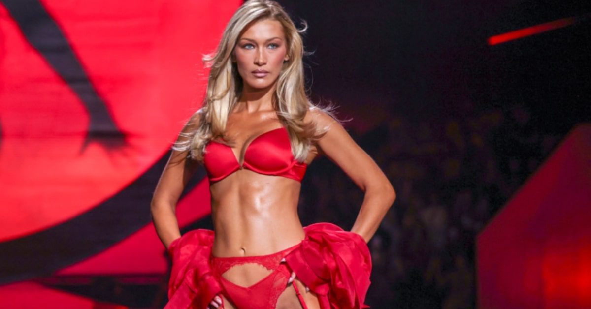 Η Μπέλα Χαντίντ εντυπωσιάζει με αποκαλυπτικό φόρεμα στο Instagram