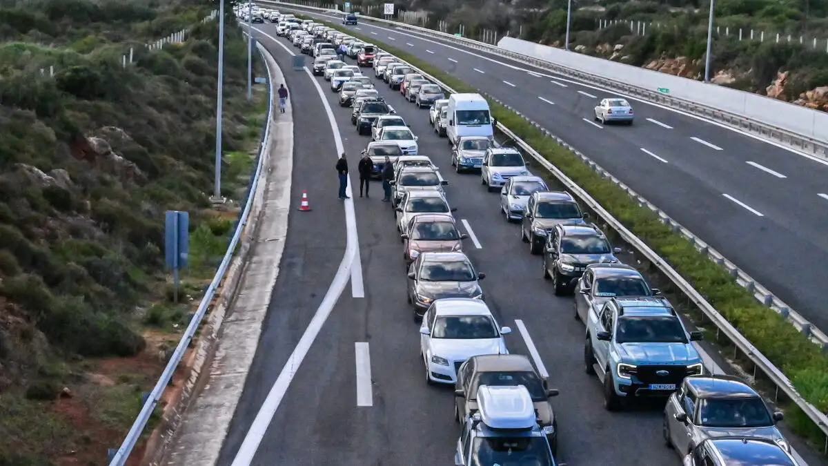 Ουρές χιλιομέτρων από τα αγροτικά μπλόκα στον δρόμο Θεσσαλονίκη–Αθήνα