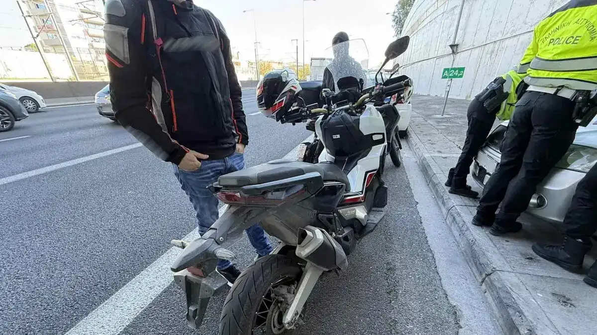 Ταυτοποιήθηκε ο 24χρονος οδηγός μηχανής που παραβίαζε φανάρια και ανέβαζε βίντεο στα social media