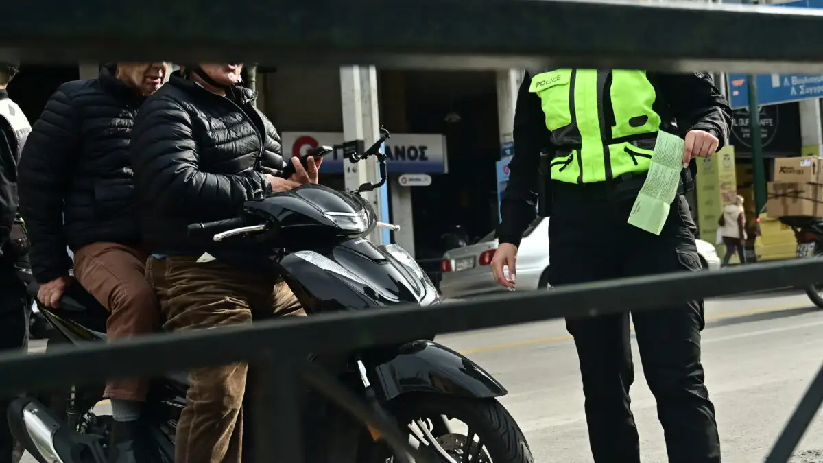 Ανεξέλεγκτη πορεία μοτοσικλετιστή στο κέντρο της Αθήνας: Αγνόησε σήματα και έθεσε ζωές σε κίνδυνο