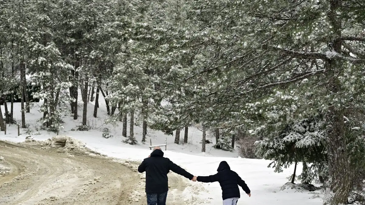 Καιρός στην Ελλάδα: Ραγδαία πτώση θερμοκρασίας και χιόνια την Τρίτη