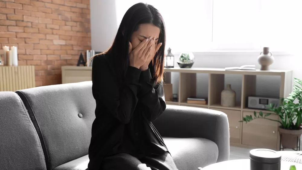 Πένθος: Πώς να Στηρίξουμε Κάποιον που Χάνει Έναν Αγαπημένο του – 5 Επιστημονικά Τεκμηριωμένοι Τρόποι