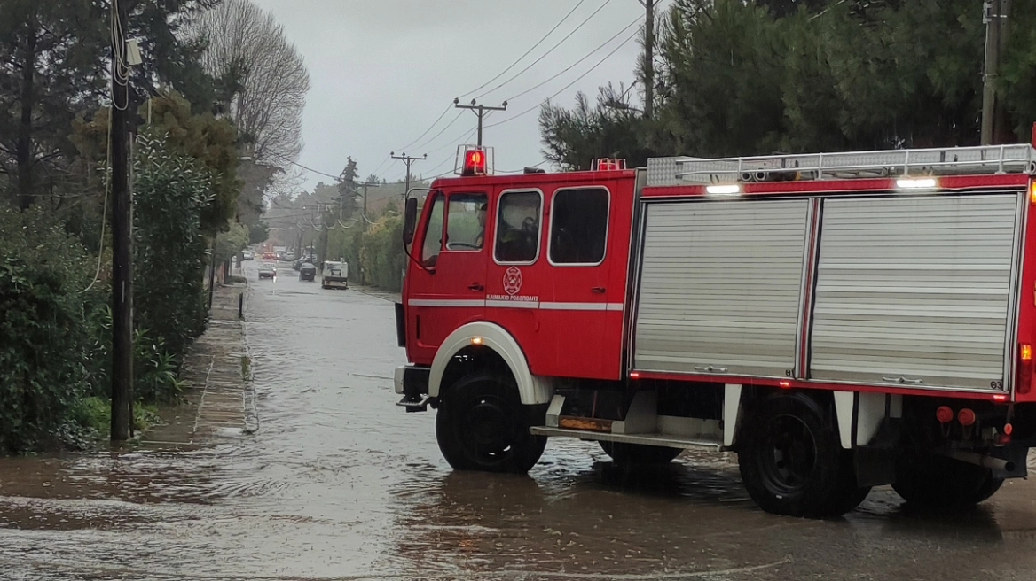 Σπάτα: Δύο επιβαίνοντες απεγκλωβίστηκαν μετά από παρασύρσιμο οχήματος σε ρέμα