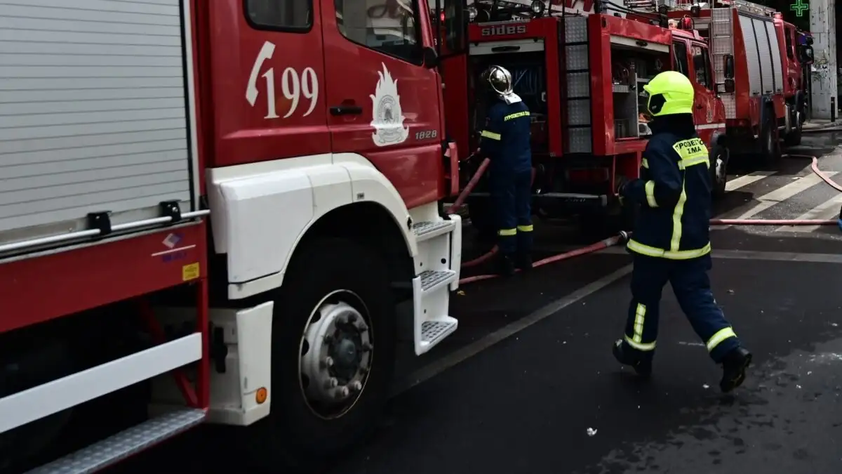 Περιστέρι: Φωτιά σε ισόγειο διαμέρισμα – Δύο γυναίκες στο νοσοκομείο
